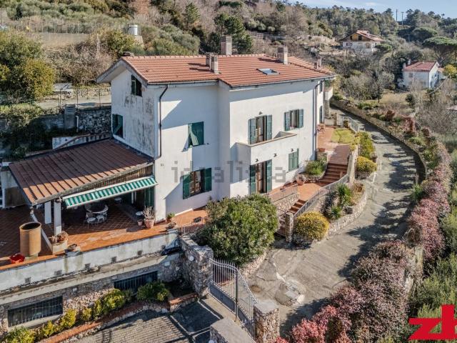 Case e ville in vendita di 572 m² in Via XXV Aprile