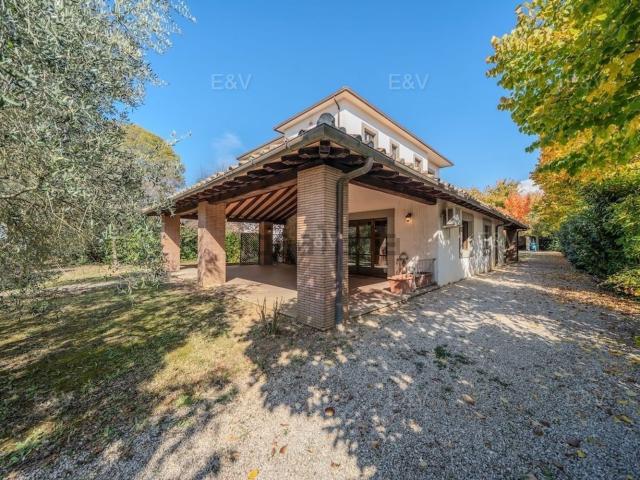 Case e ville in vendita di 573 m² in Via Aldo Moro