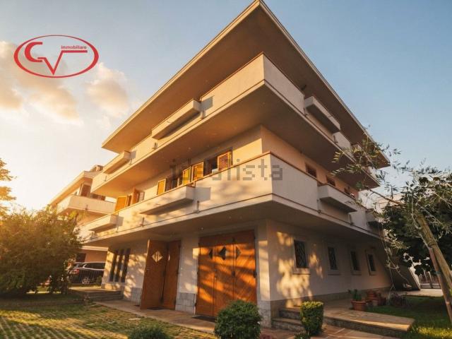 Case e ville in vendita di 573 m² in Via Ernesto Rossi