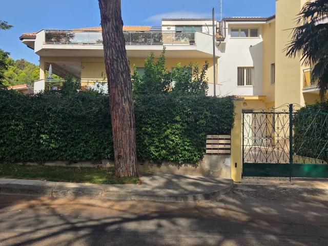 Case e ville in vendita di 575 m² in Via Gran Paradiso