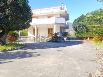 Case e ville in vendita di 575 m² in Via Pizzone, 42