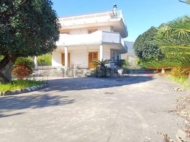 Case e ville in vendita di 575 m² in Via Pizzone, 42