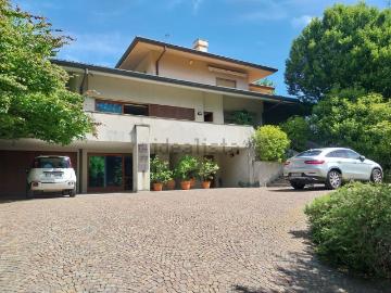 Case e ville in vendita di 578 m² in Via Don Lorenzo Riva, 4