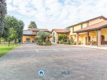 Case e ville in vendita di 579 m² in Via Nespolaro