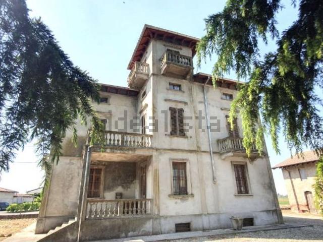 Case e ville in vendita di 579 m² in Via Patrioti
