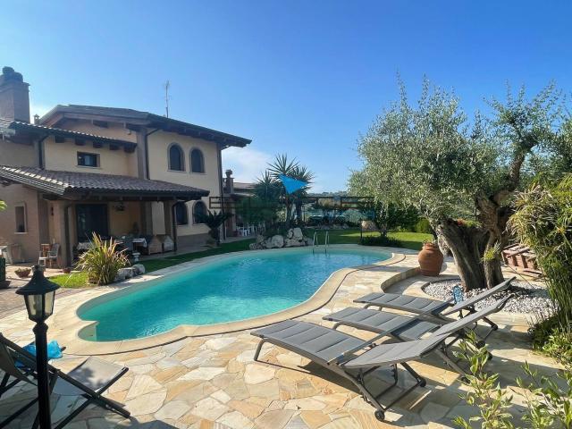 Case e ville in vendita di 580 m²