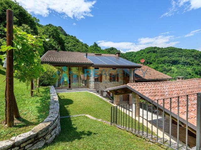 Case e ville in vendita di 580 m² in Via Gollini