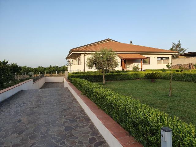 Case e ville in vendita di 580 m² in Via giusti