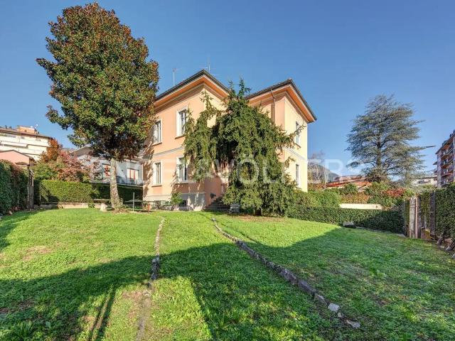 Case e ville in vendita di 580 m² in Via Giacomo Leopardi