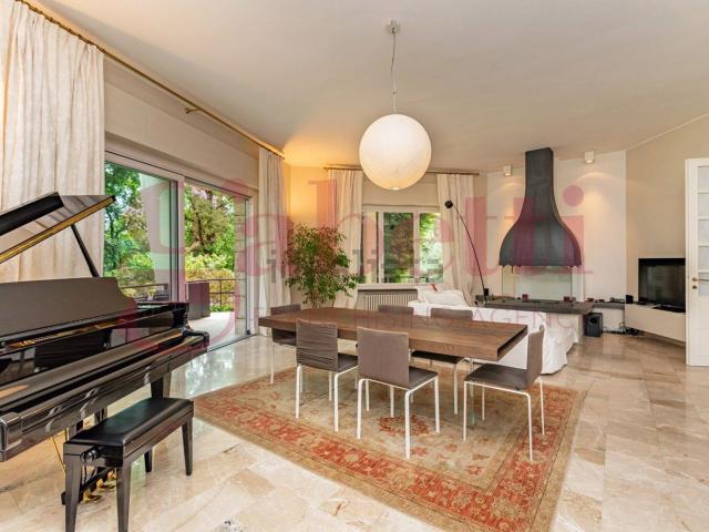 Case e ville in vendita di 580 m² in Via Volturno, 22