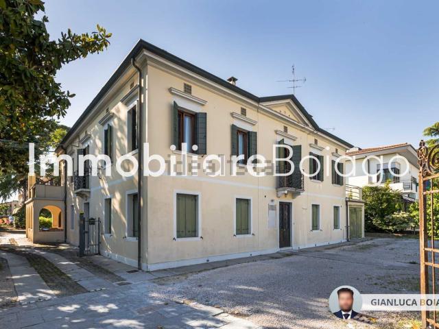 Case e ville in vendita di 580 m² in Viale Brigata Treviso, 25