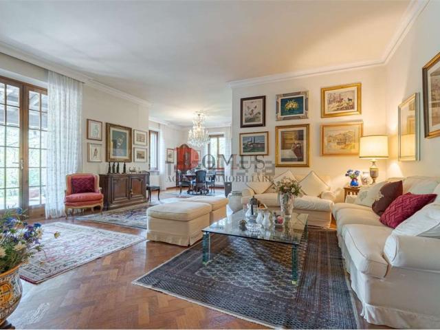 Case e ville in vendita di 580 m² in Strada Cisa, 93