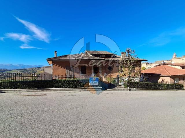 Case e ville in vendita di 581 m² in Via delle Mura, 6