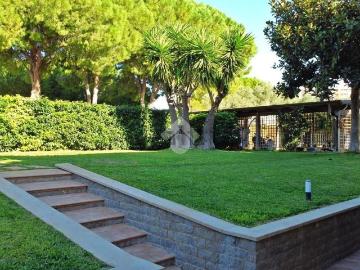Case e ville in vendita di 582 m² in Via Leonardo da Vinci, 675
