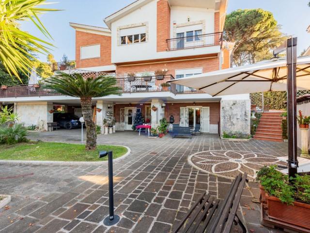Case e ville in vendita di 583 m² in Via Bellavista, 16