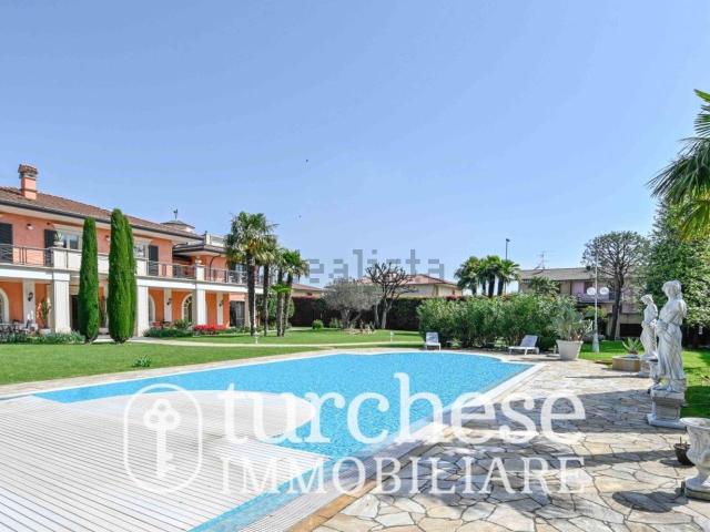 Case e ville in vendita di 583 m² in Viale Papa Giovanni XXIII, 1