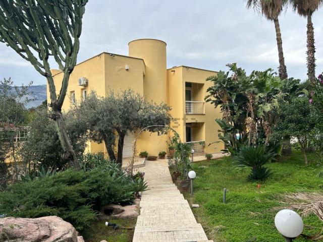 Case e ville in vendita di 584 m² in Viale Margherita di Savoia