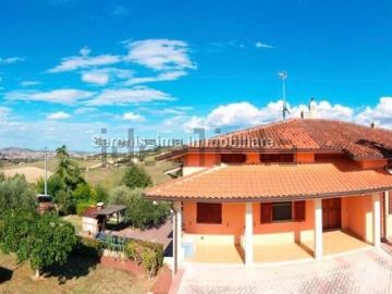 Case e ville in vendita di 585 m² in Via Ripe