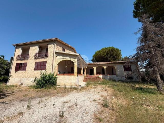 Case e ville in vendita di 585 m² in Via Tiburtina Valeria