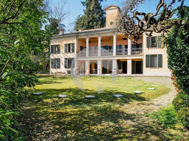 Case e ville in vendita di 588 m² in Via Albinea Chiesa, 23