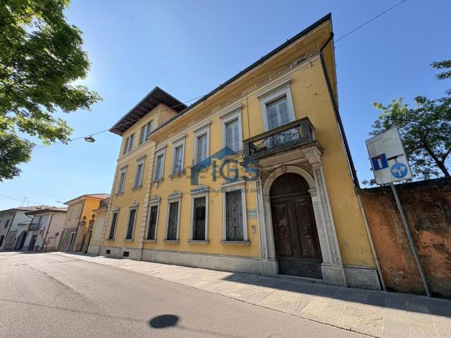 Case e ville in vendita di 590 m² in Via Minzoni Don, 5