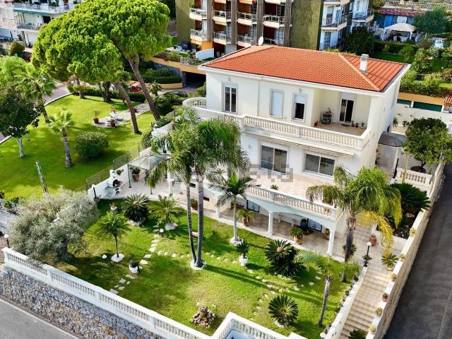 Case e ville in vendita di 590 m² in Corso Guglielmo Marconi, 124