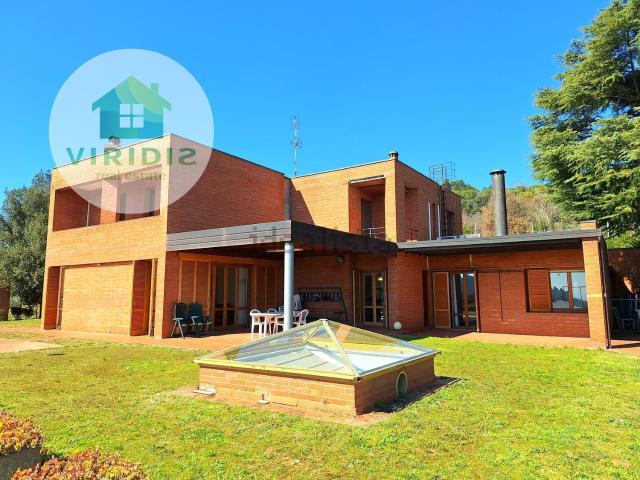 Case e ville in vendita di 591 m² in Via Colli Euganei, 73