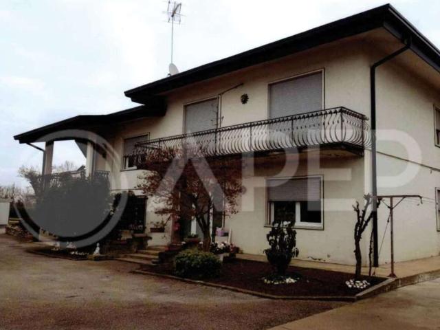 Case e ville in vendita di 592 m² in Via Guizze San Pietro, 32