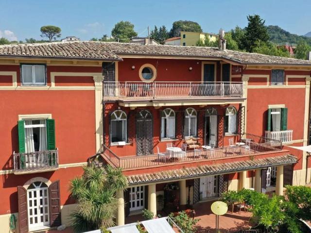 Case e ville in vendita di 596 m² in Via Campi, 79