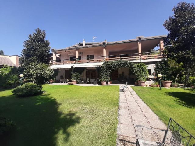 Case e ville in vendita di 597 m² in Via Calabria, 33