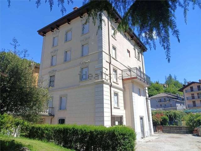 Case e ville in vendita di 600 m² in Via Antonio Stoppani