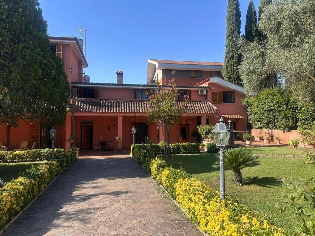 Case e ville in vendita di 600 m² in Via al Quarto Miglio