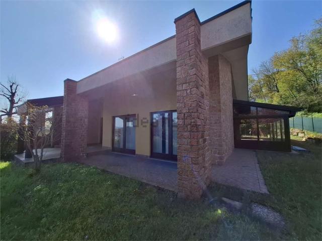 Case e ville in vendita di 600 m² in Via Beati