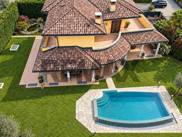 Case e ville in vendita di 600 m² in Via Guglielmo Marconi, 33
