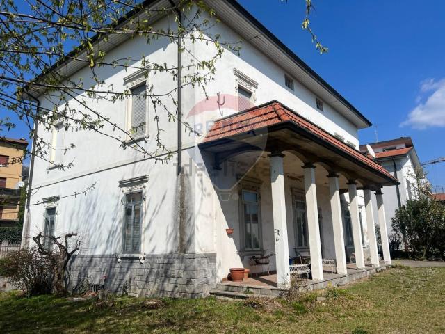 Case e ville in vendita di 600 m² in Via dei Mille, 55