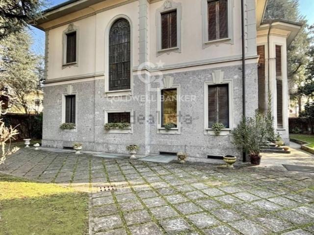 Case e ville in vendita di 600 m² in Via Enrico Toti