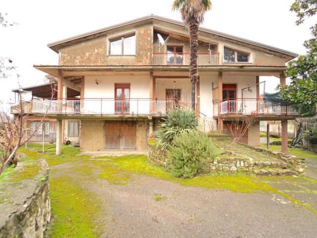 Case e ville in vendita di 600 m² in Via Montefredane