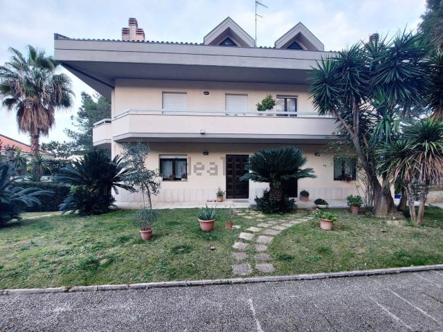 Case e ville in vendita di 600 m² in Via Monti Peloritani, 5