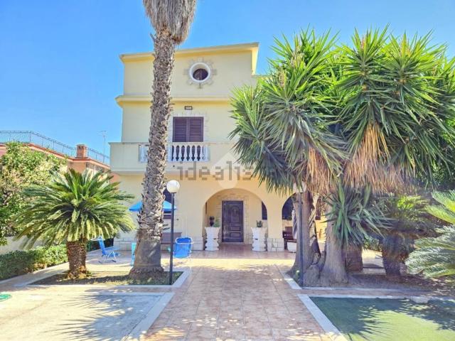 Case e ville in vendita di 600 m² in Viale Kennedy J. F 19