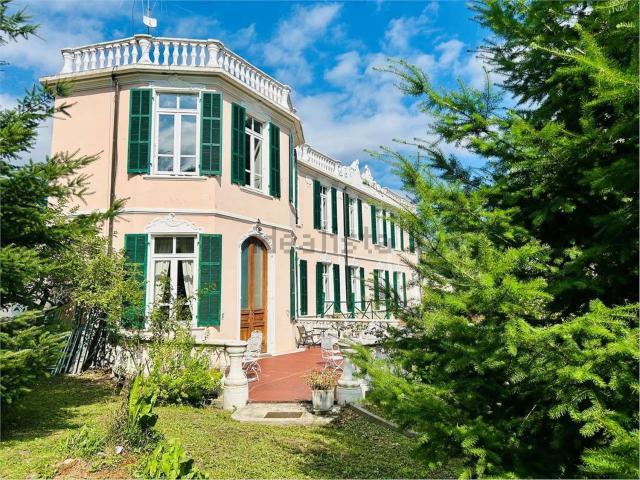 Case e ville in vendita di 600 m² in Viale Piaggio