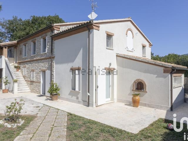 Case e ville in vendita di 600 m² in Frazione Massignano
