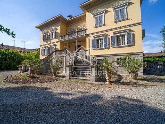 Case e ville in vendita di 600 m² in Strada della Cisa, 227