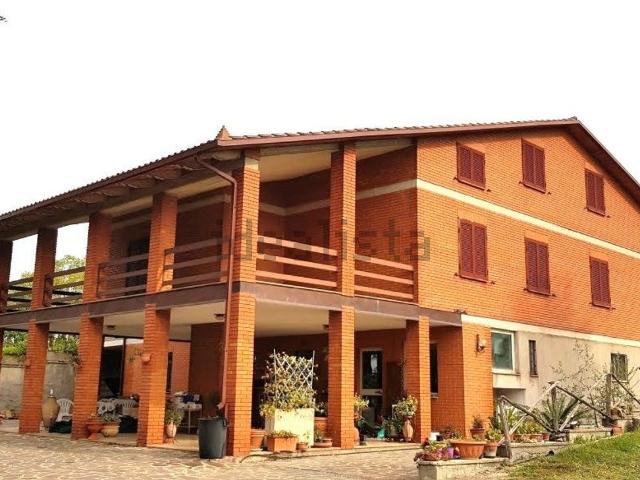 Case e ville in vendita di 600 m² in Strada Pila San Martino in Colle, 29