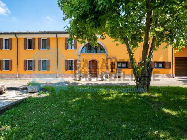 Case e ville in vendita di 605 m² in Strada Buscoldo Sud, 1