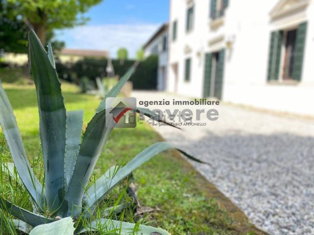Case e ville in vendita di 606 m² in Via Piave, 33
