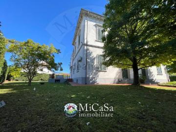 Case e ville in vendita di 608 m² in Via Fiorentina, 595