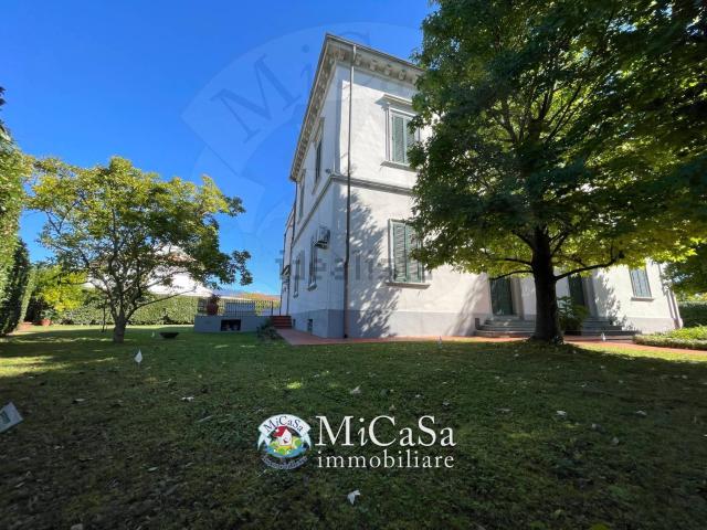 Case e ville in vendita di 608 m² in Via Fiorentina, 595