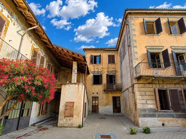 Case e ville in vendita di 610 m² in Via VASSALLE, 23