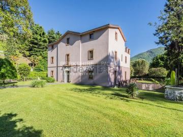 Case e ville in vendita di 610 m² in Via Patrizio Peduzzi