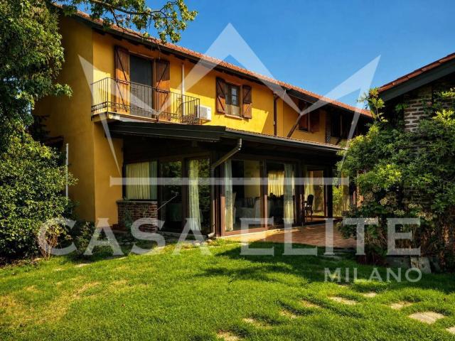 Case e ville in vendita di 610 m² in Via Ugo Foscolo, 19